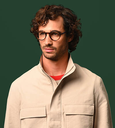 dona amb ulleres progressives