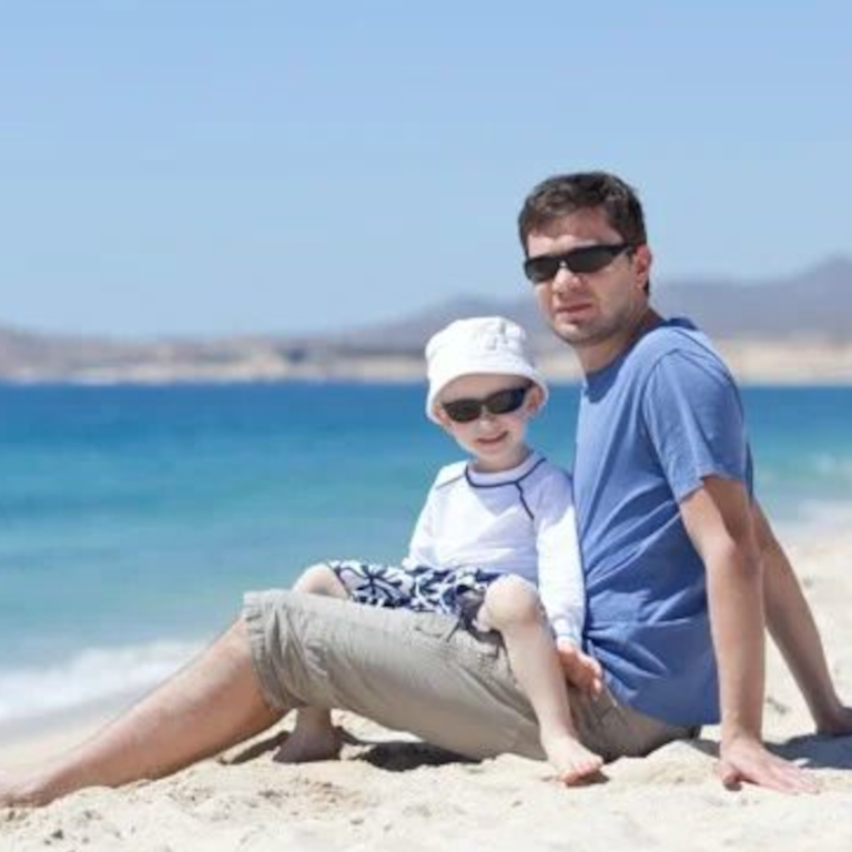 familia en la playa con gafas de sol